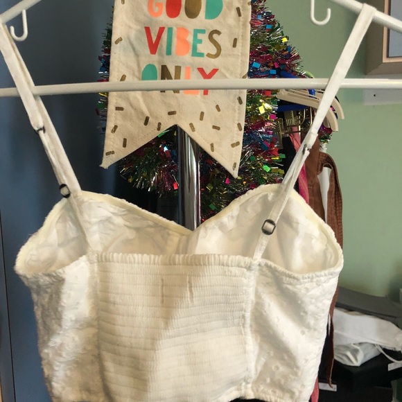 Eyelet Cropped Tanktop - Picture 2 of 3